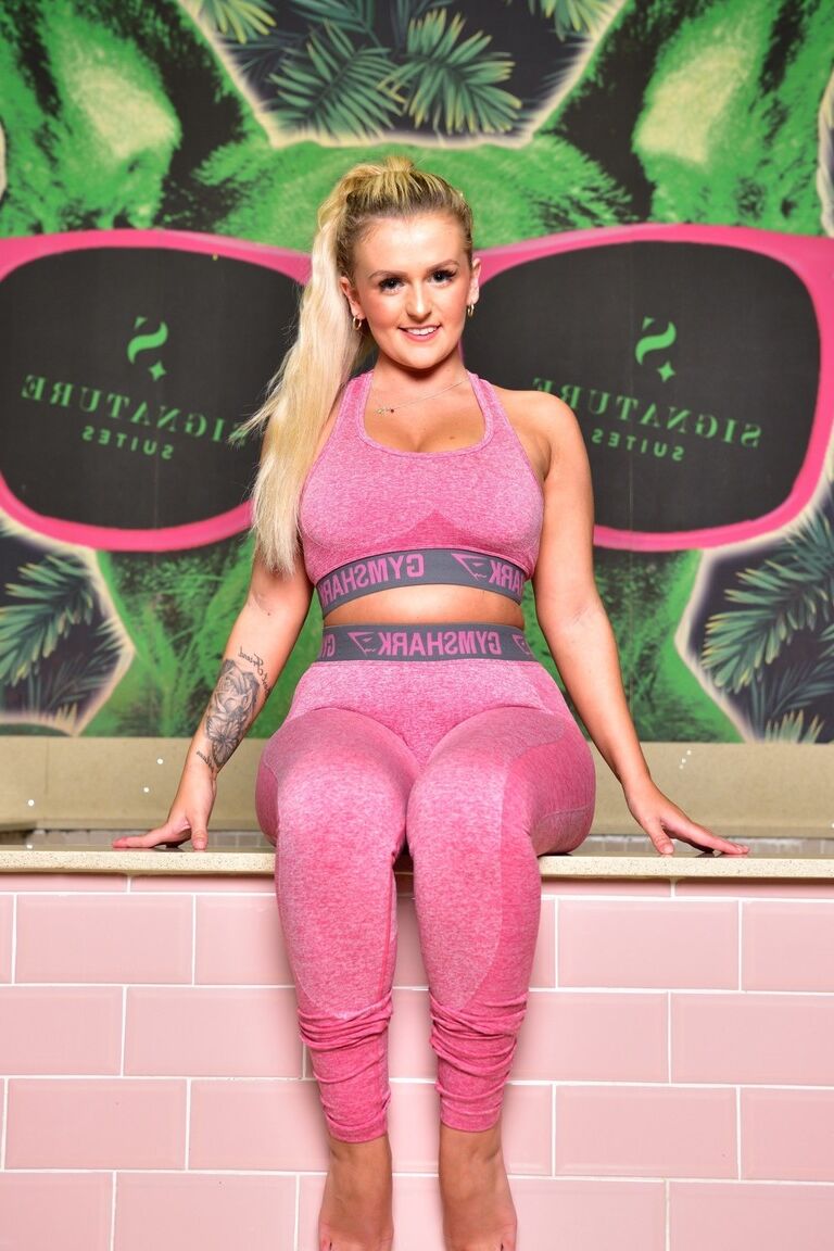 12P A amadora loira Lycia Sharyl liberta seu corpo curvilíneo de roupas esportivas