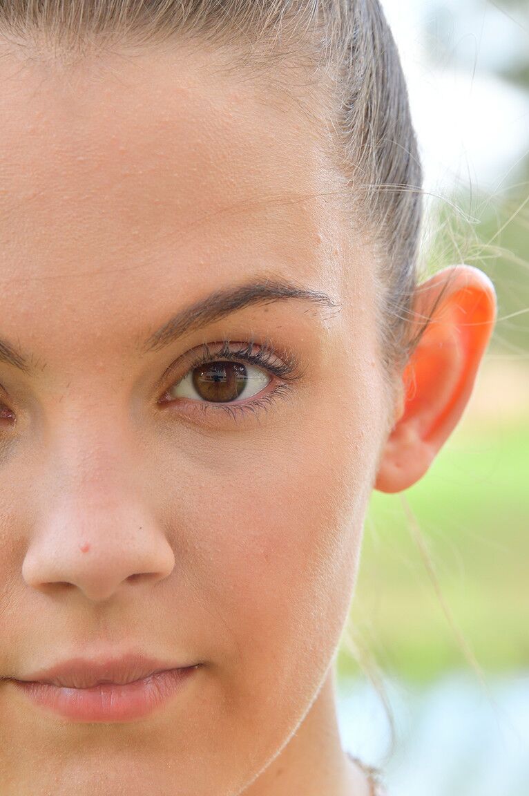 21P O adorável adolescente Devon fica nu e se masturba depois de uma corrida matinal