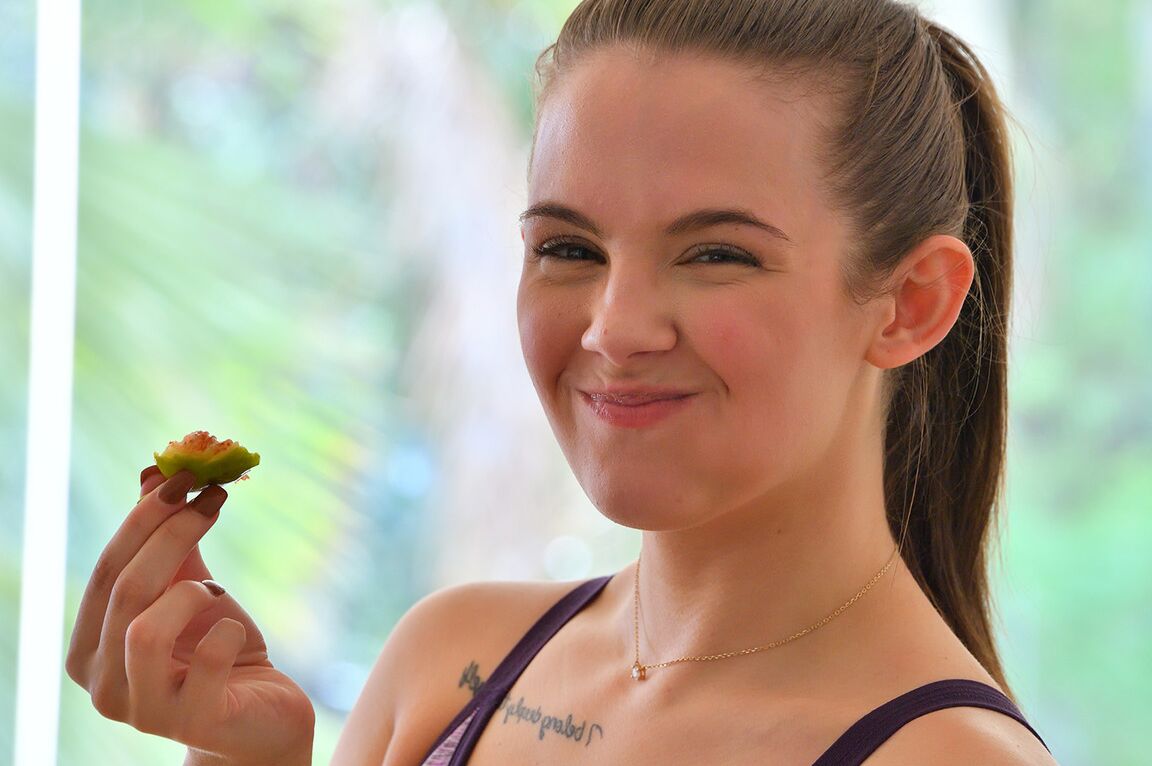 21P O adorável adolescente Devon fica nu e se masturba depois de uma corrida matinal