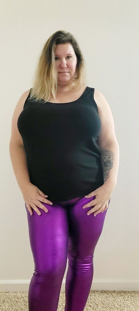 16P Obese amateur Busty Kris Ann removes tight pants while getting bare naked