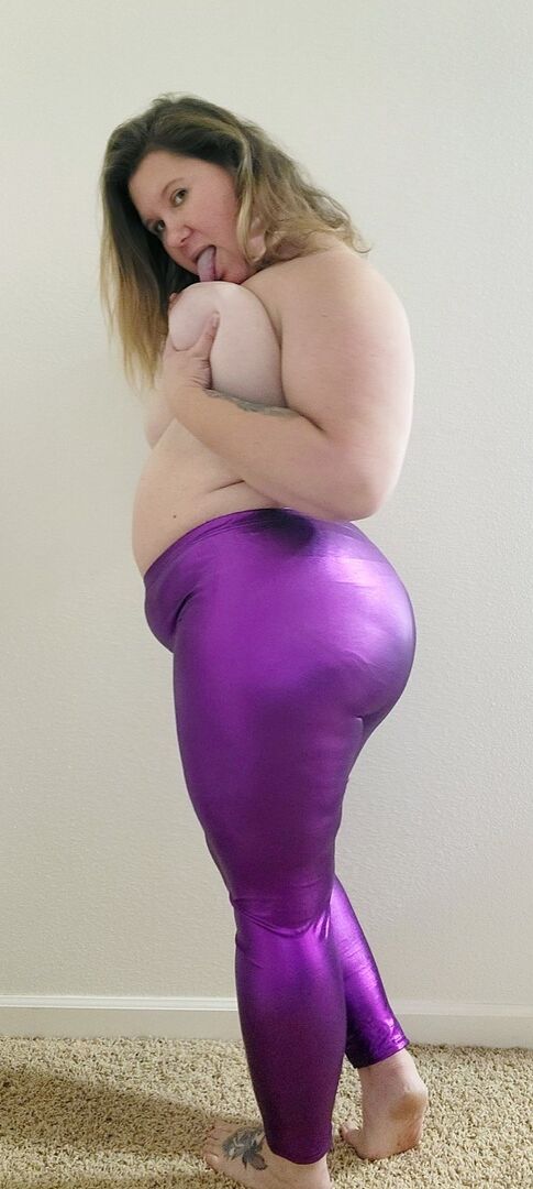 16P Obese amateur Busty Kris Ann removes tight pants while getting bare naked