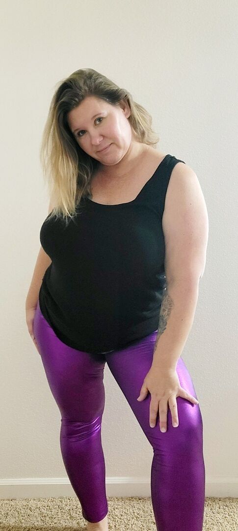 16P Obese amateur Busty Kris Ann removes tight pants while getting bare naked