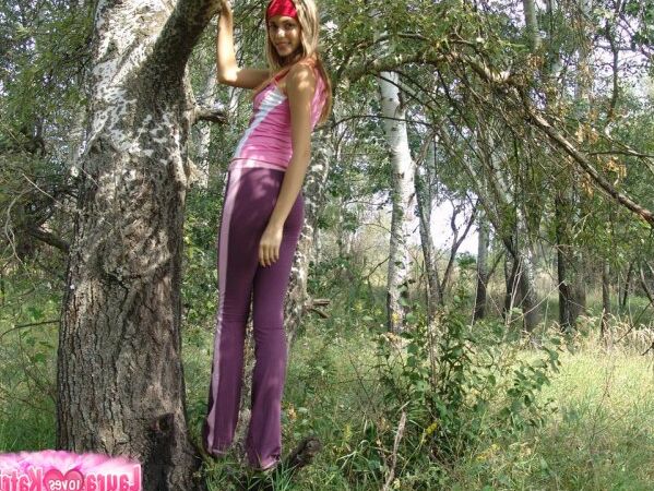 10P Katrina, petite jeune douce, pose sexy sur la cime d'un arbre.