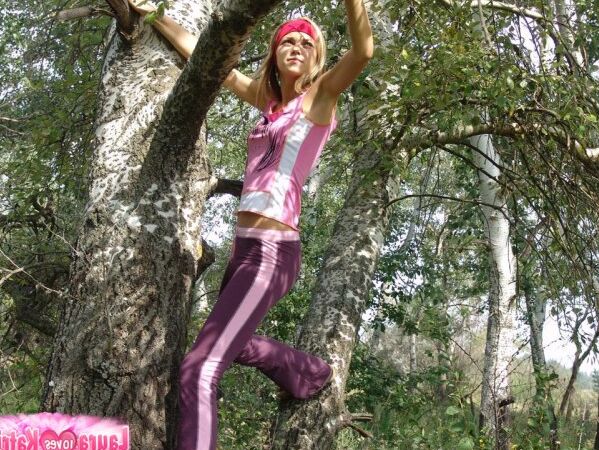 10P Katrina, petite jeune douce, pose sexy sur la cime d'un arbre.