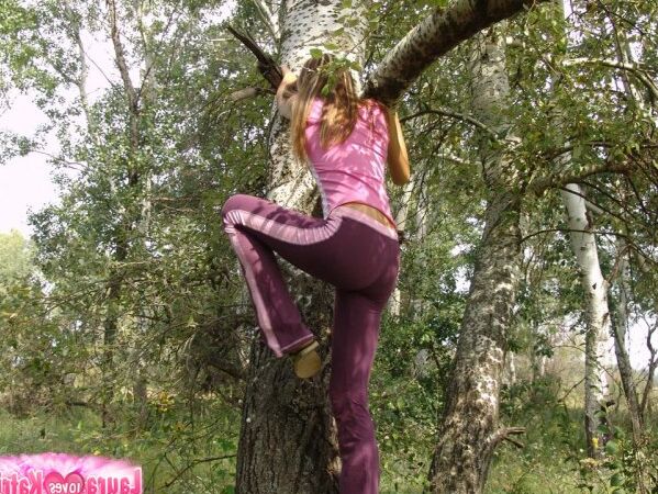 10P Katrina, petite jeune douce, pose sexy sur la cime d'un arbre.