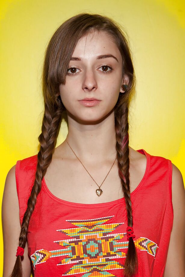 11P Unschuldiger Teenager mit Zöpfen Willow Hayes hat Spaß in Yogahosen