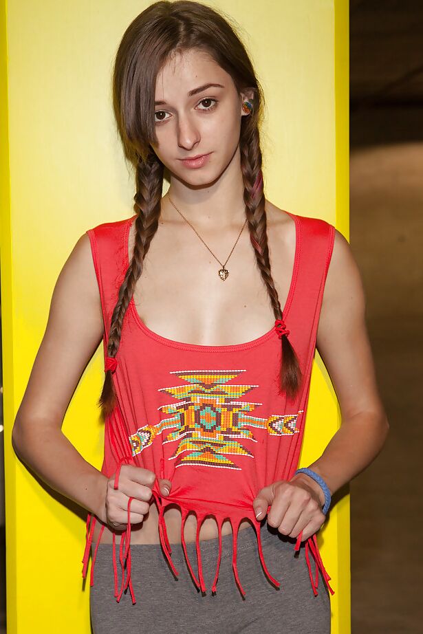 11P Unschuldiger Teenager mit Zöpfen Willow Hayes hat Spaß in Yogahosen