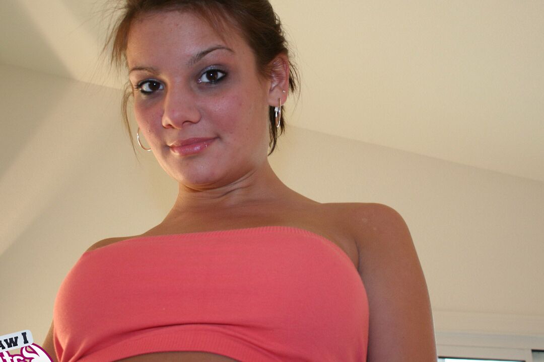 12P La adolescente debutante Kate Crush lleva el pelo recogido mientras muestra sus firmes tetas