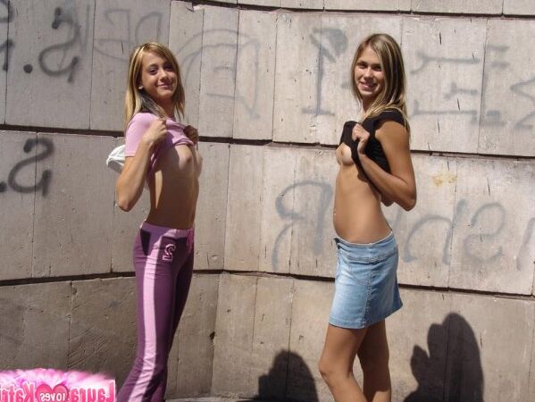 15P Lindas lesbianas adolescentes muestran sus pequeñas tetas mientras caminan por la calle