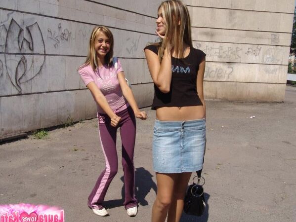 15P Lindas lesbianas adolescentes muestran sus pequeñas tetas mientras caminan por la calle