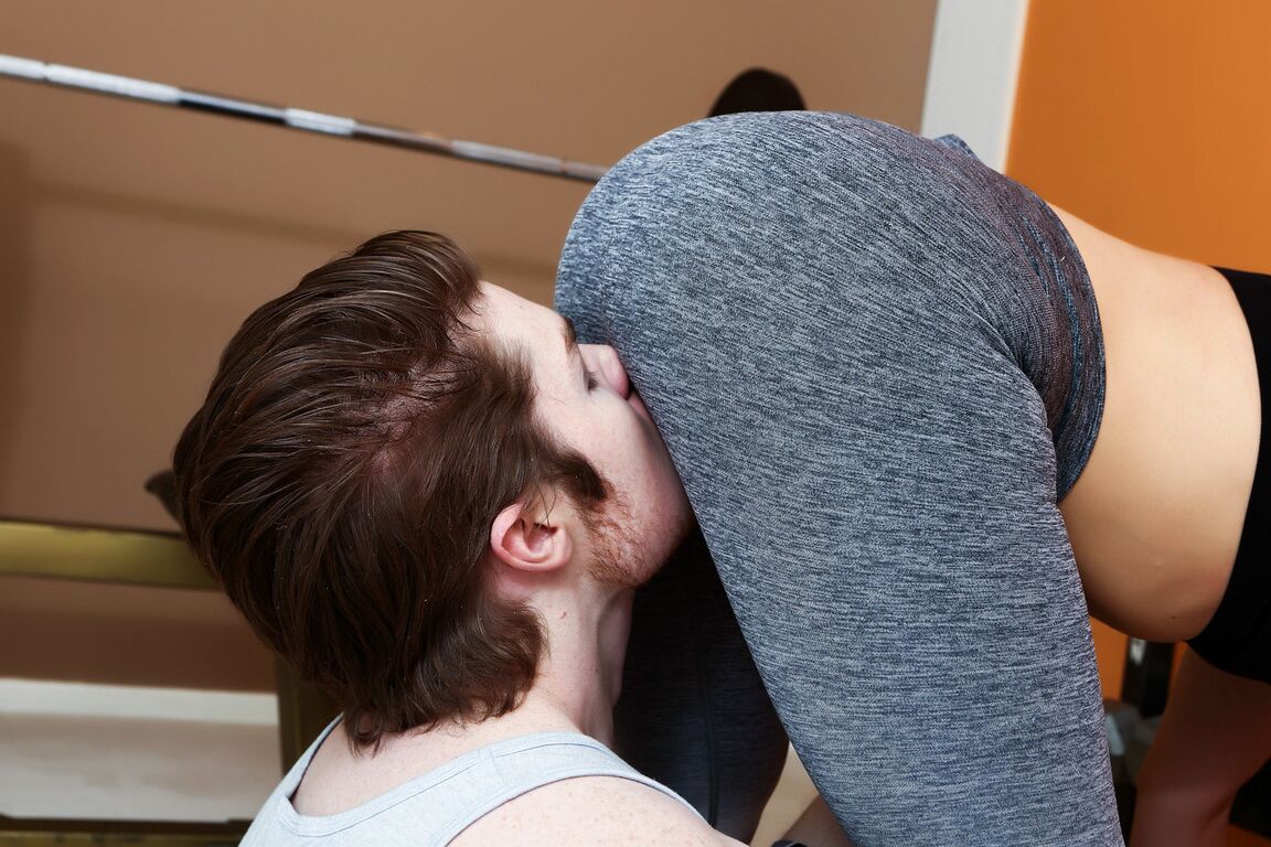 21P Fitnesstrainerin Sarah Vandella vögelt junge einheimische Studentin