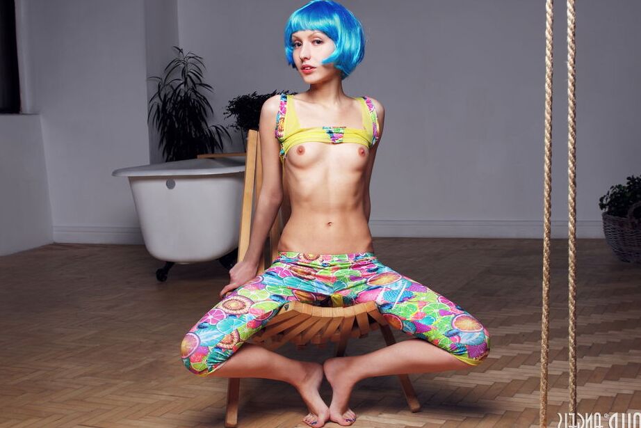 20P Adolescente extremadamente sexy con bonito cabello corto muestra su trasero increíblemente apretado