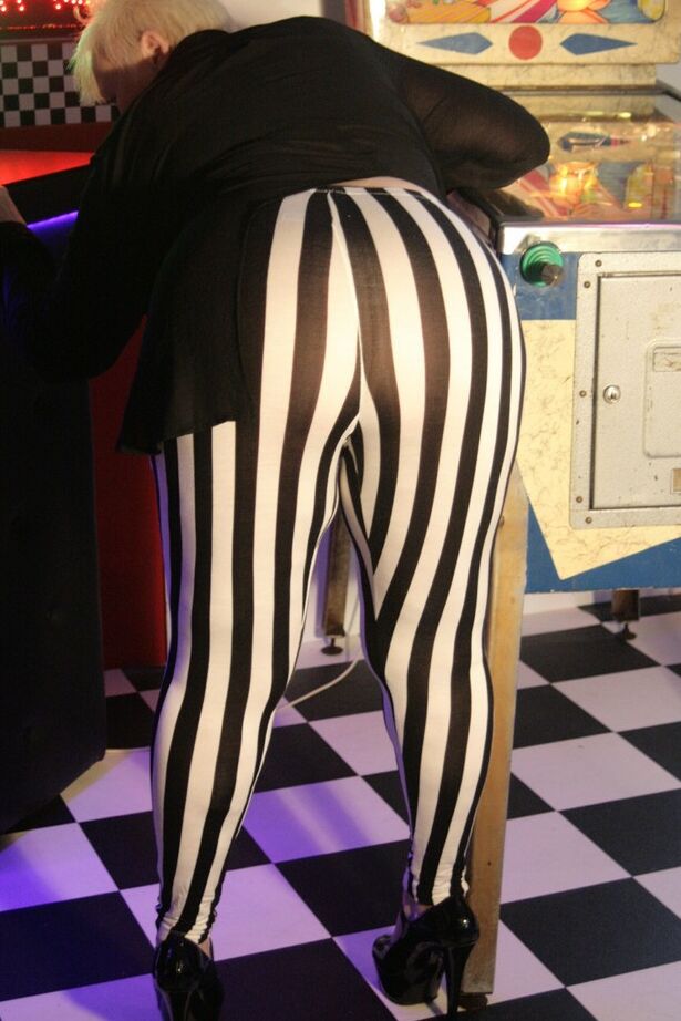 20P Modelos mayores amateur Valgasmic Exposed en topless con pantalones a rayas y pelo corto