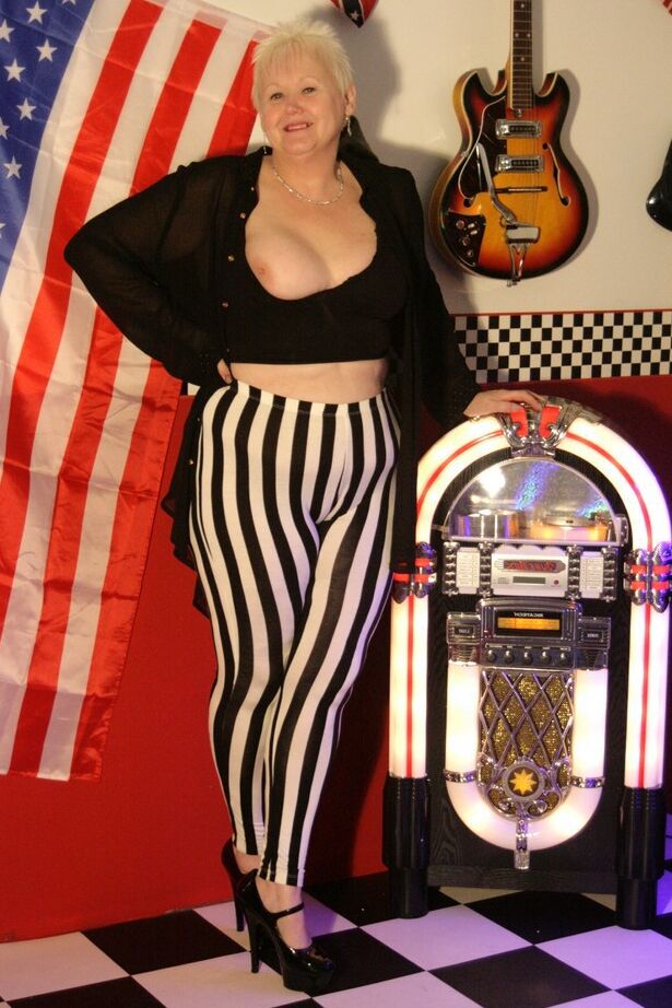 20P Modelos mayores amateur Valgasmic Exposed en topless con pantalones a rayas y pelo corto