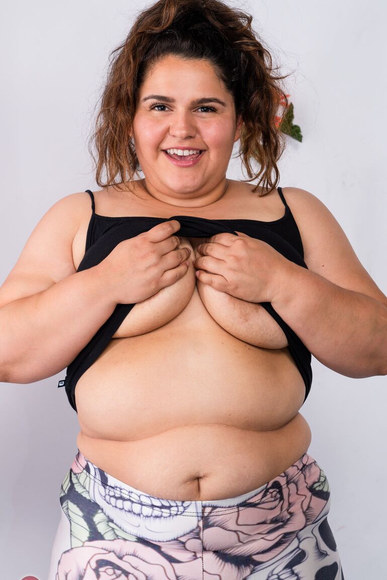 21P A gordinha amadora Karla Lane revela seus peitos enormes e exibe sua buceta peluda