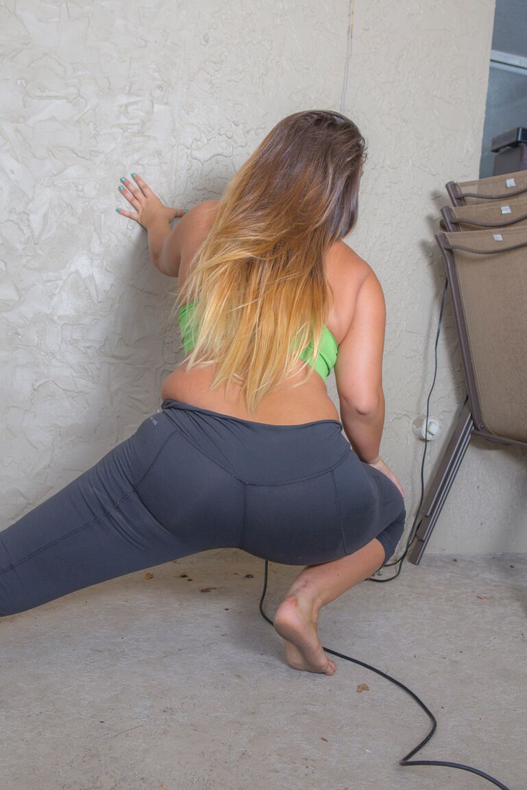 16P Tesão Allie Giovanni com peitos grandes curvando-se nua para mostrar sua bunda BBW
