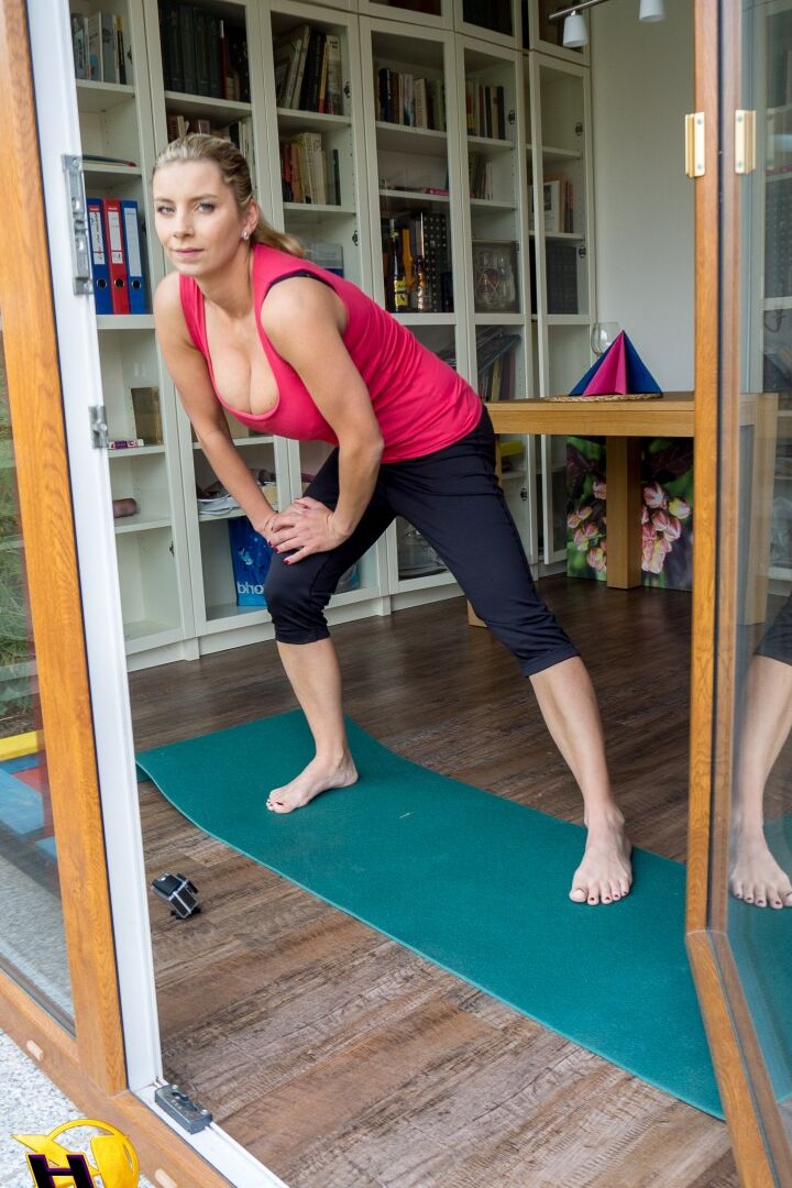 16P La amateur Katerina Hartlova saca sus enormes tetas mientras hace yoga