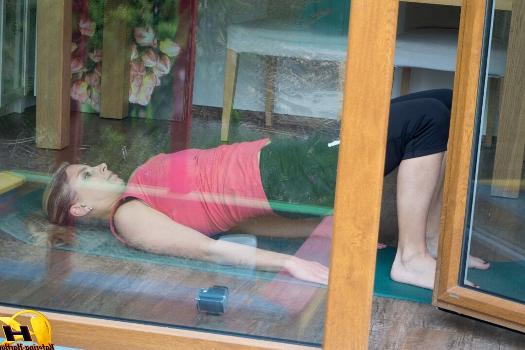 16P La amateur Katerina Hartlova saca sus enormes tetas mientras hace yoga