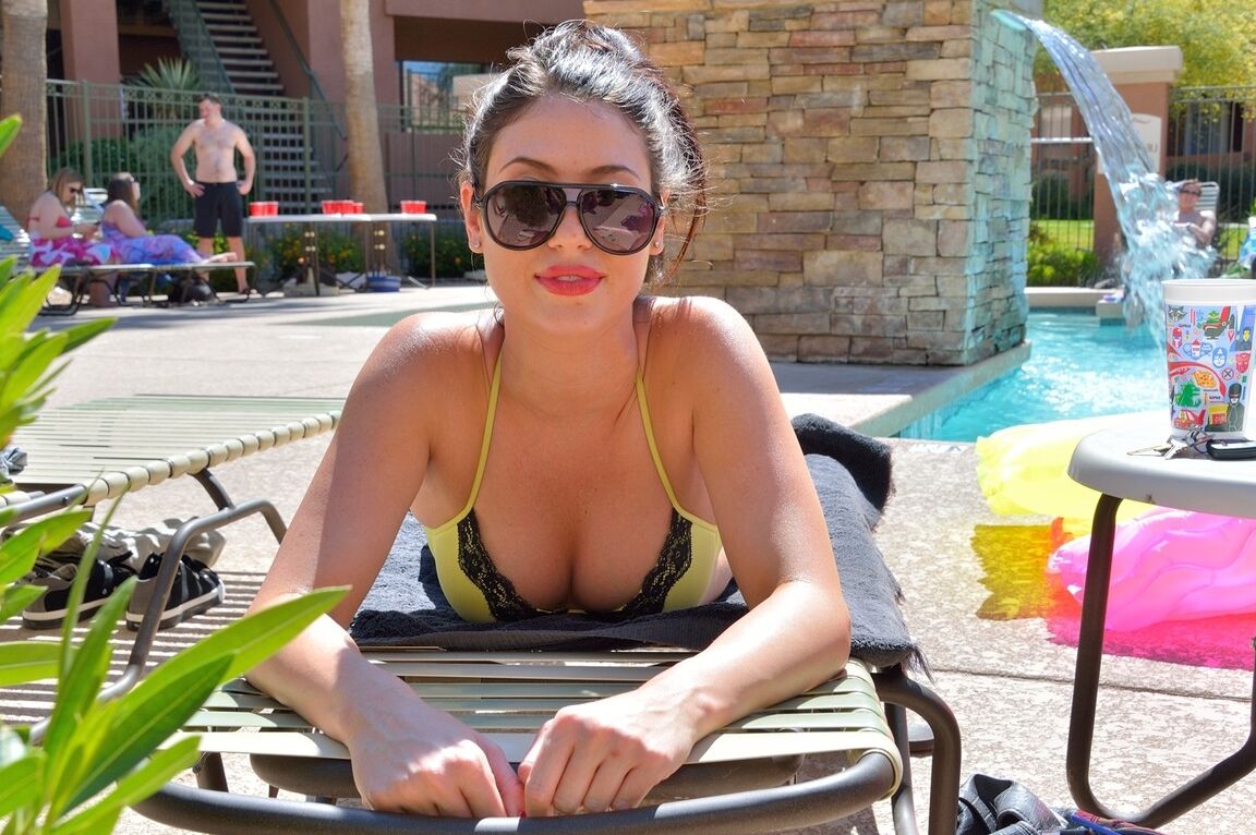 21P A linda morena Janessa exibe seus peitos minúsculos e bunda ao ar livre