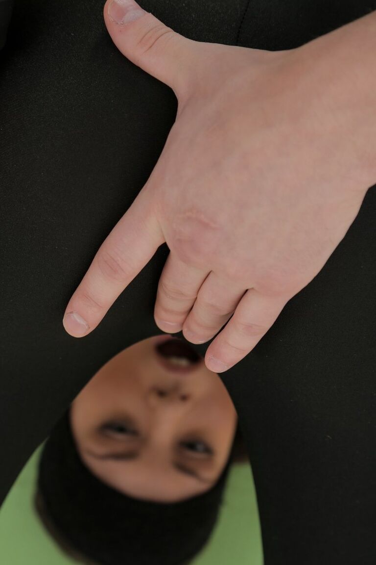 21P La jeune brune avec des nattes Irina C se fait fourrer la chatte sur un tapis de yoga