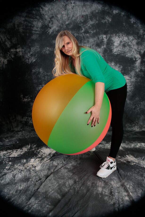 Die 20P blonde Amateurin Sweet Susi macht sich auf einem Hüpfball völlig nackt