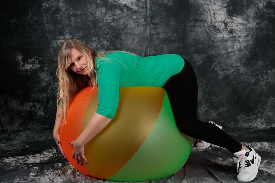 Die 20P blonde Amateurin Sweet Susi macht sich auf einem Hüpfball völlig nackt