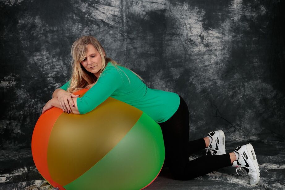 Die 20P blonde Amateurin Sweet Susi macht sich auf einem Hüpfball völlig nackt