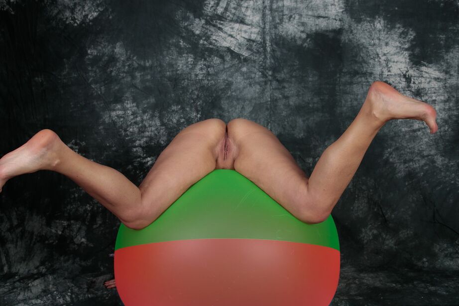 Die 20P blonde Amateurin Sweet Susi macht sich auf einem Hüpfball völlig nackt
