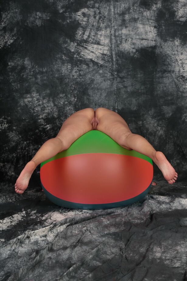 Die 20P blonde Amateurin Sweet Susi macht sich auf einem Hüpfball völlig nackt