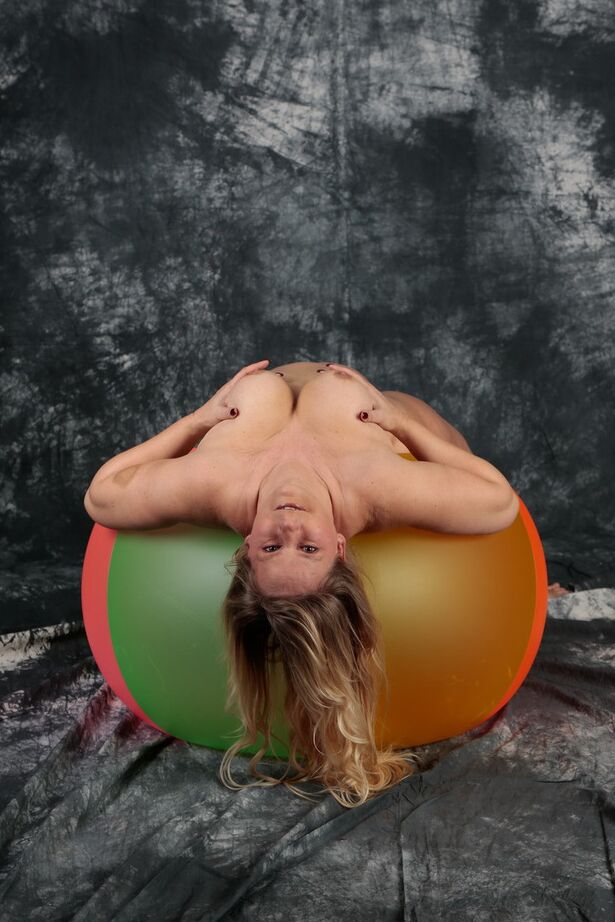 Die 20P blonde Amateurin Sweet Susi macht sich auf einem Hüpfball völlig nackt