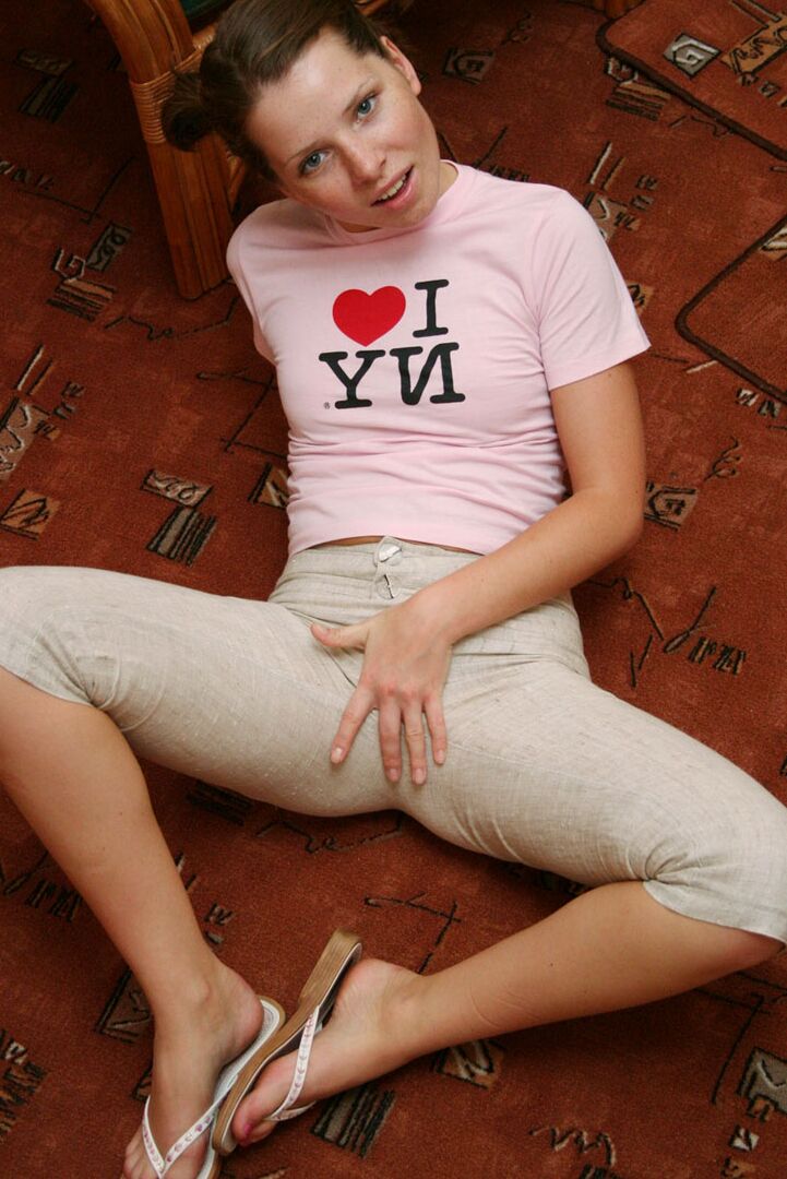 15P Kimmy todavía ama Nueva York mientras juega desnuda con sus partes delicadas