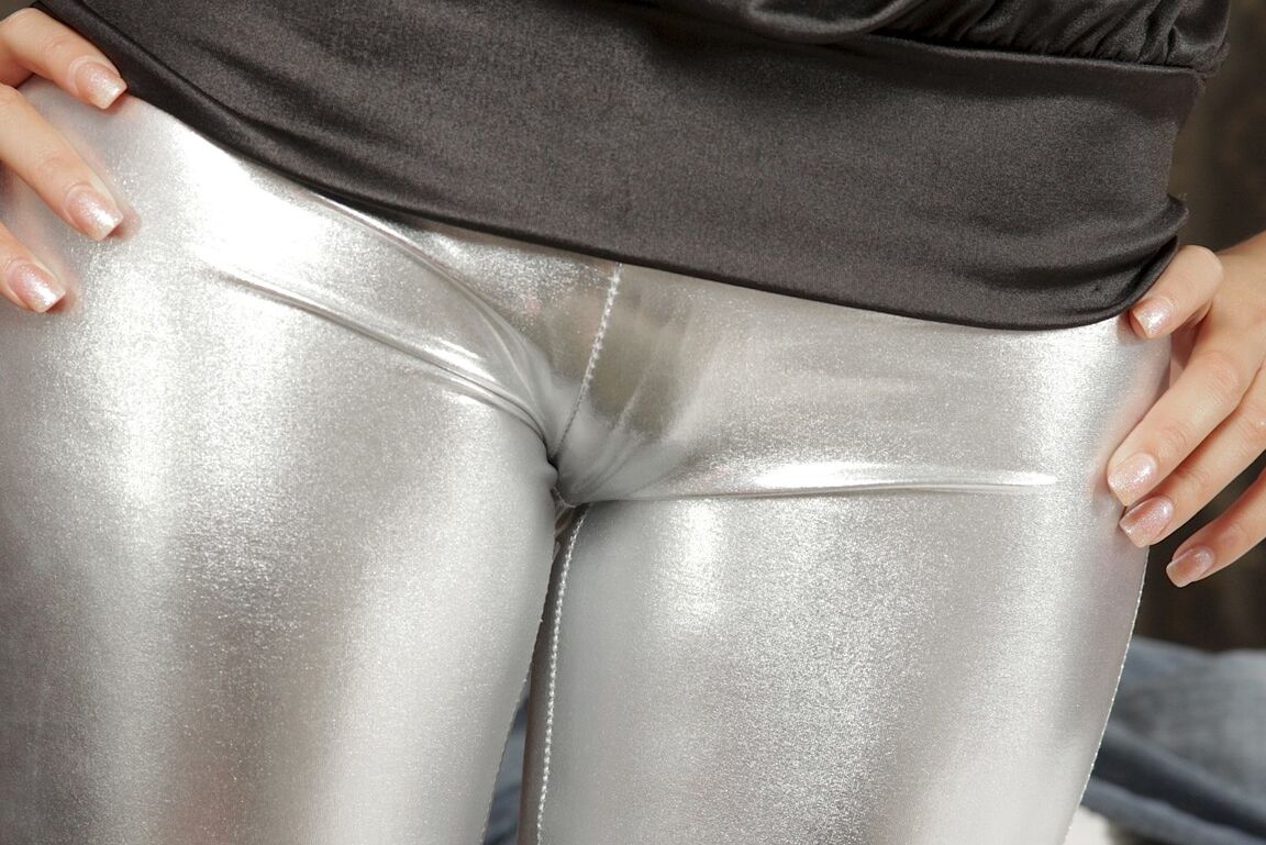 15P La jeune sexy Destiny Moody expose ses seins dans un capri et des talons argentés.