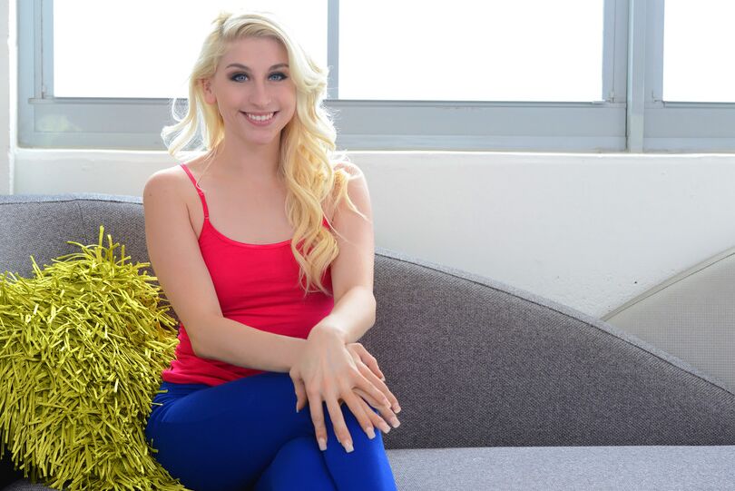 12P Aspirante a estrela pornô dá uma performance sexy e nua em sua audição