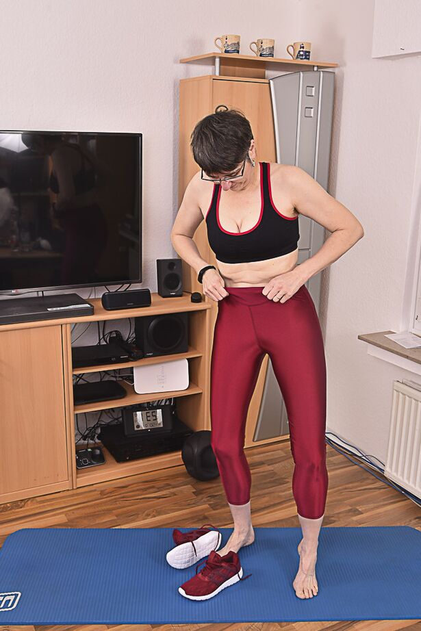 20P Amador maduro Hot MILF Don traje de spandex antes de uma sessão de ioga
