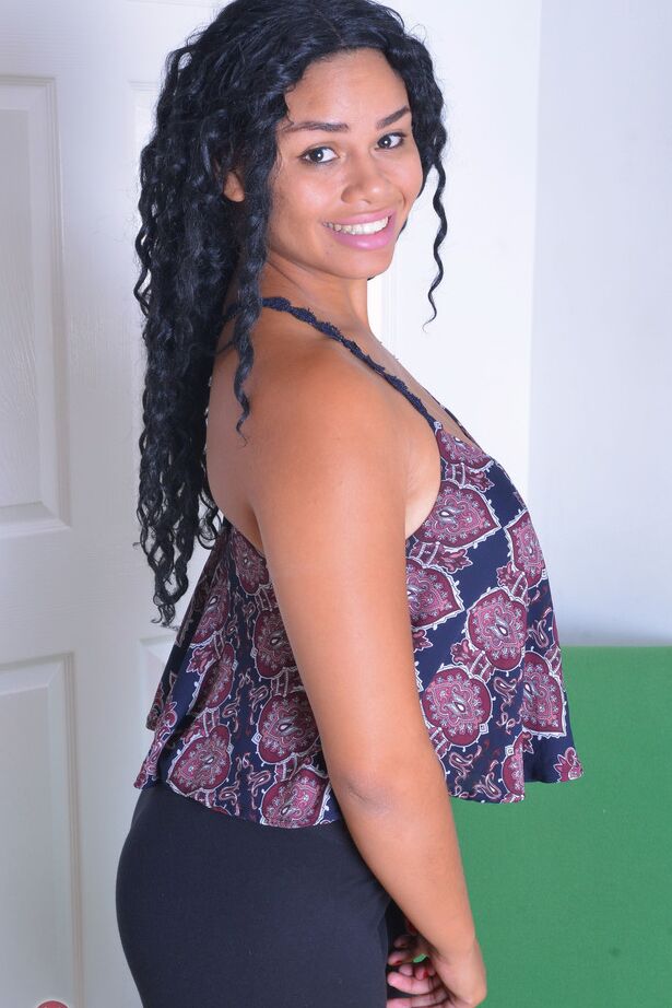 16P Gata amadora Ebony abrindo as pernas para mostrar sua gloriosa buceta rosa e porta dos fundos