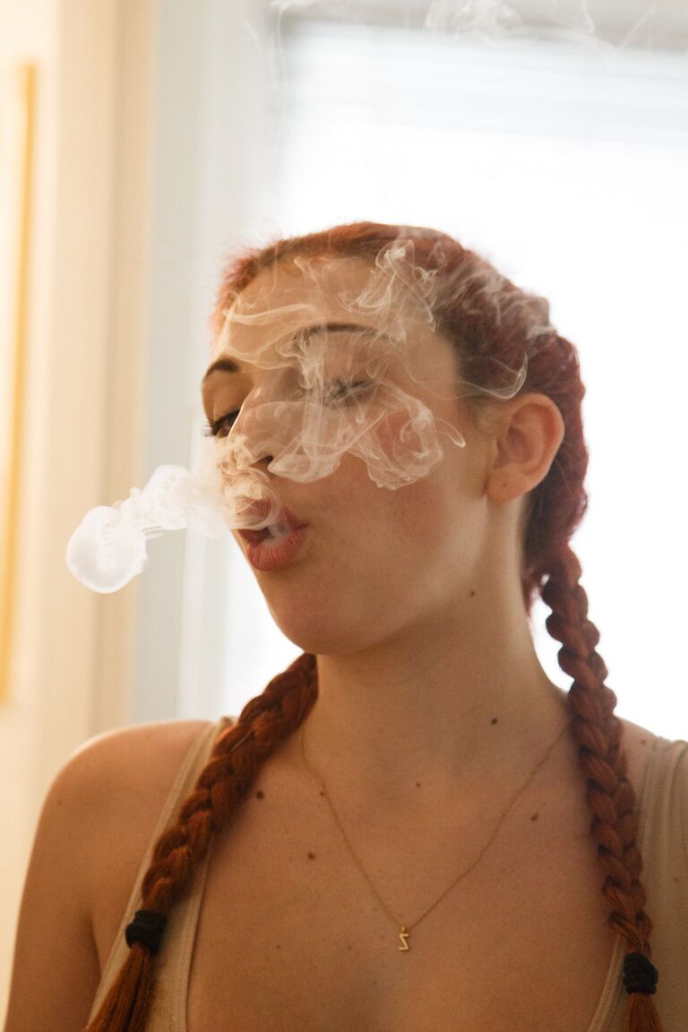 11P A adolescente ruiva Gina Rosini fuma e mostra os seios grandes dentro de casa