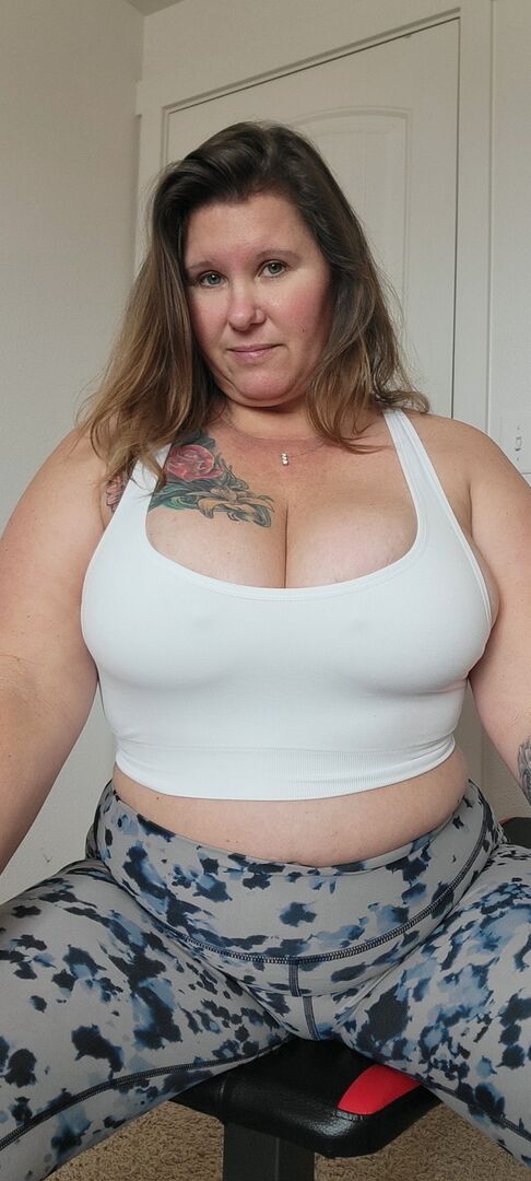 16P Obese amateur Busty Kris Ann gets naked while working out at home