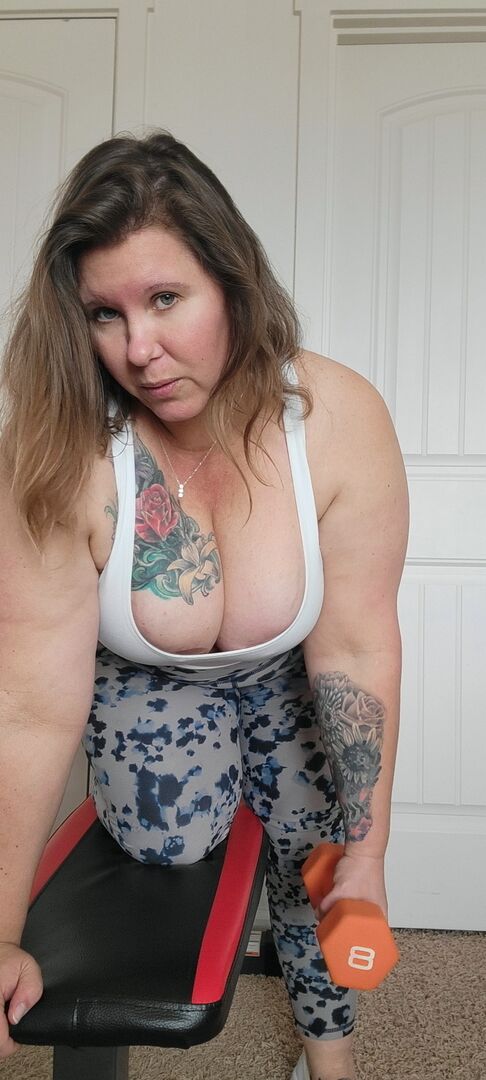 16P Obese amateur Busty Kris Ann gets naked while working out at home