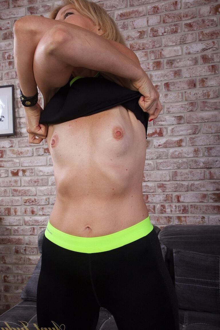 21P Diana, la esposa rubia natural, se quita la ropa deportiva