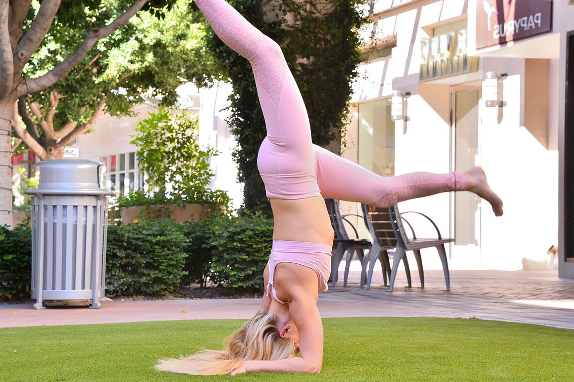 15P A jovem loira Nikki fica nua após demonstrar sua flexibilidade no gramado