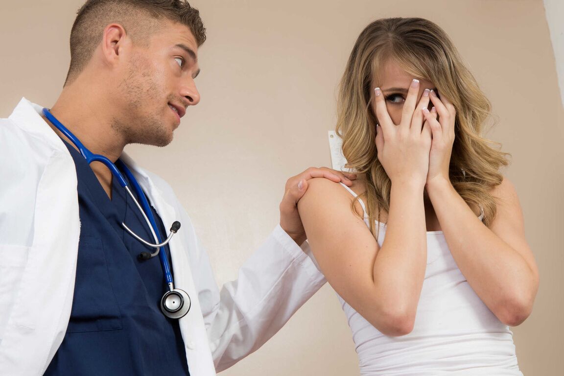 21P A jovem branca Jillian Janson leva na bunda do médico