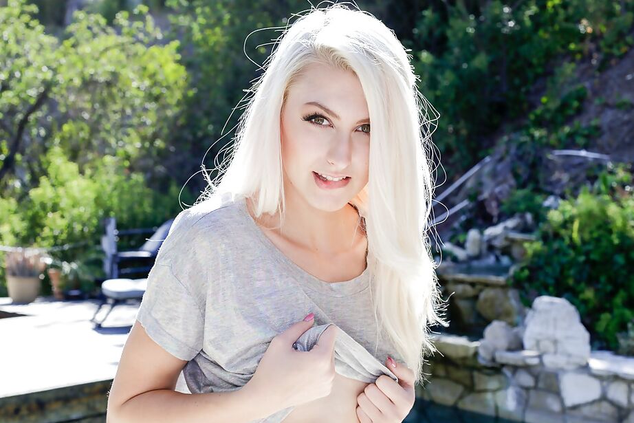 16P A gata amadora Alexa Grace está brincando com sua linda vagina apertada!