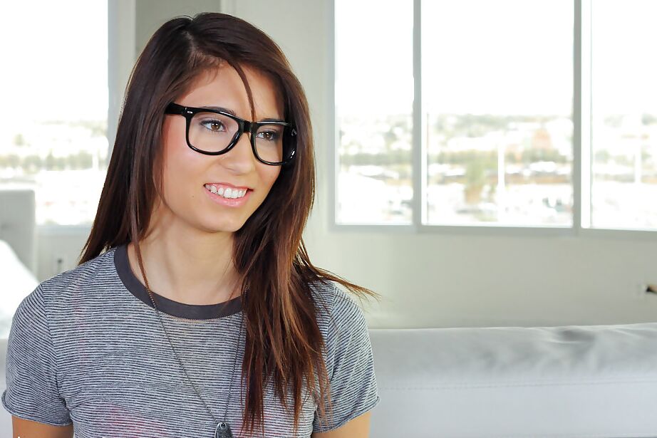 16P Nerdy babe amador Kimberly Costa posando sozinha no sofá com calças de ioga