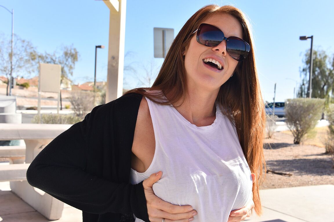 21P MILF Mariana Martix levanta a camisa em público