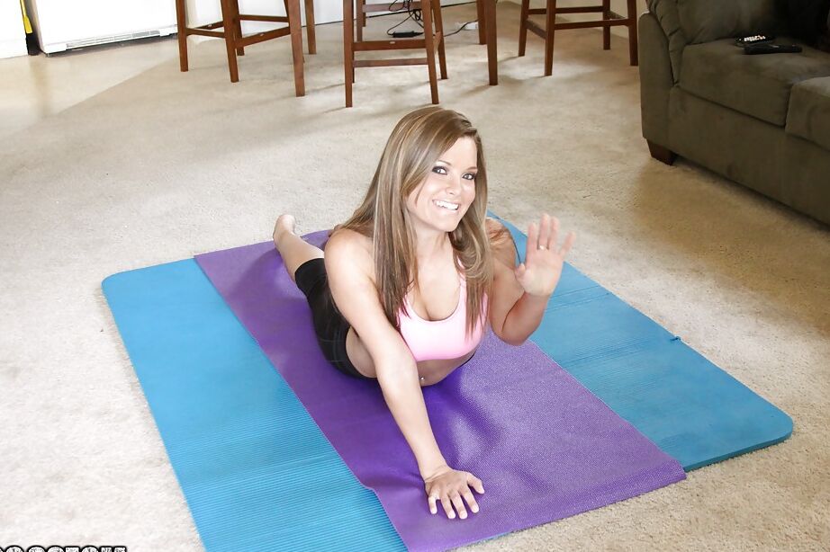16P Flexy amadora com peitos grandes Megan Fenox tirando sua roupa esportiva