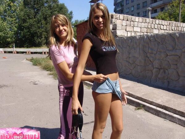 10P Chicas adolescentes calientes con pantalones de yoga y falda provocando con sus cuerpos calientes en público