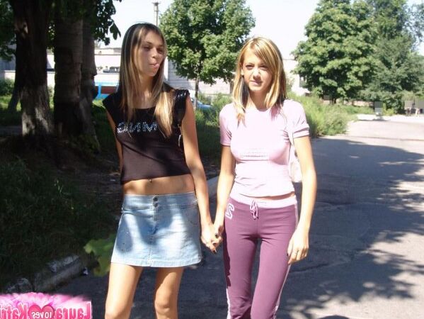 10P Chicas adolescentes calientes con pantalones de yoga y falda provocando con sus cuerpos calientes en público
