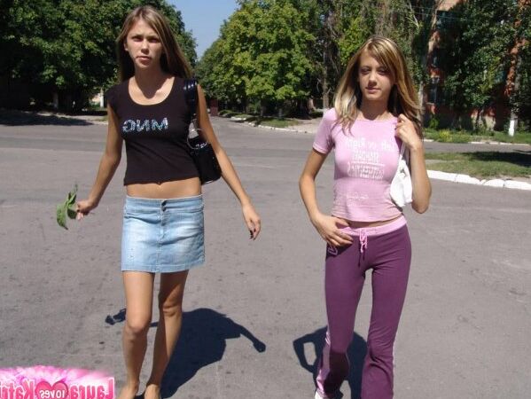 10P Chicas adolescentes calientes con pantalones de yoga y falda provocando con sus cuerpos calientes en público