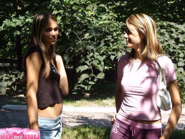 10P Chicas adolescentes calientes con pantalones de yoga y falda provocando con sus cuerpos calientes en público