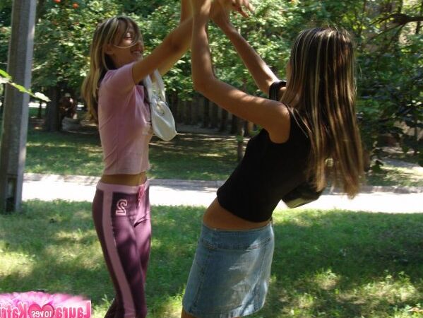 10P Chicas adolescentes calientes con pantalones de yoga y falda provocando con sus cuerpos calientes en público